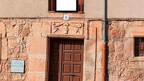 El secreto que guarda el dintel de la casa de Zorrilla en la provincia de Burgos