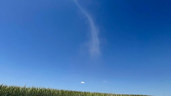 El inusual fenómeno que ha causado asombro en el sur de Burgos: un tornado atraviesa una carretera