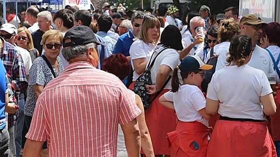 Pistoletazo de salida a las fiestas populares de Burgos: miles de vecinos celebran la romería de La Blanca