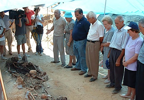 Imagen secundaria 1 - El homenaje se celebró en Olmedillo de Roa en el año 2004