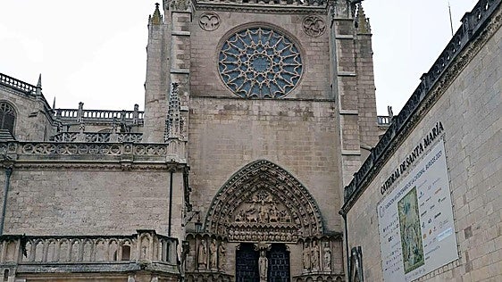 El fascinante cómic de piedra que esconde la fachada del Sarmental en la Catedral de Burgos