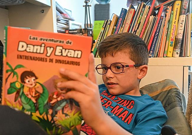 Un joven lector disfruta de su libro.