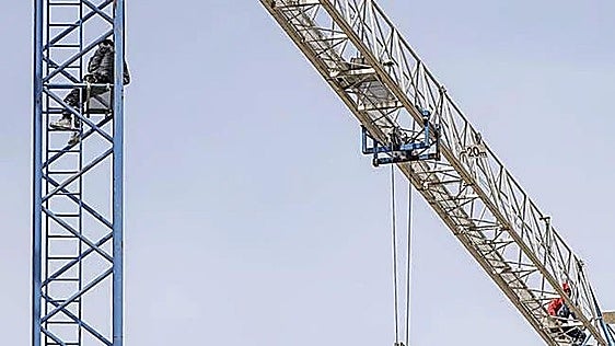 Detenidos en Burgos dos empresarios de la construcción por explotación laboral tras la protesta de la grúa