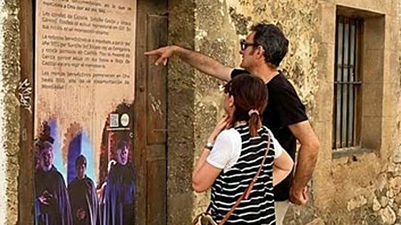 Oña se convierte en un museo al aire libre con la exposición fotográfica que revive el Cronicón este verano