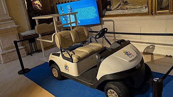 El 'buggymóvil' del papa León XIV diseñado en Burgos se expone en una iglesia de la ciudad