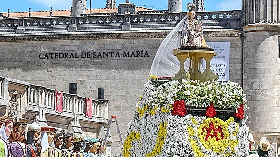 La Ofrenda a Santa María la Mayor en Burgos, en imágenes