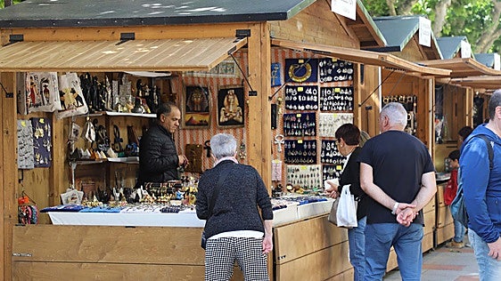 Así es en imágenes el Mercado con Alma que reivindica la artesanía durante las fiestas de Burgos