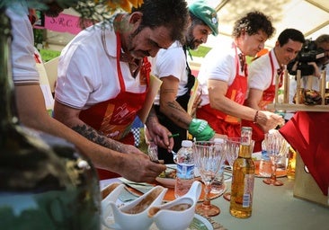 Jurado técnico durante la cata de uno de los pinchos en el Día de las Peñas