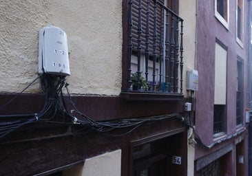 Cableado de telecomunicaciones sobre una fachada.