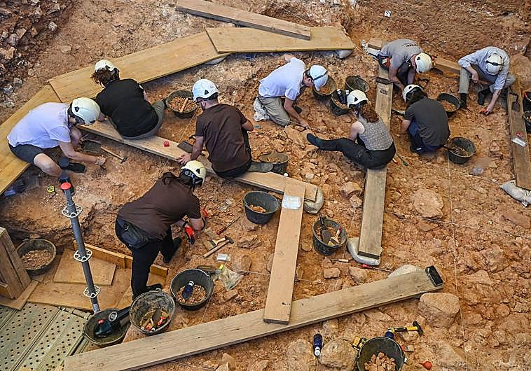 Imagen principal - Trabajos en el yacimiento Gran Dolina de Atapuerca. 