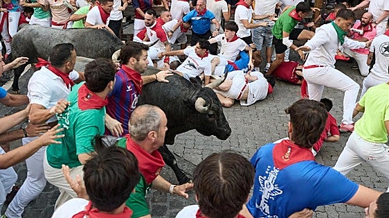 Dos jóvenes de Burgos, heridos y trasladados al hospital tras el quinto encierro de San Fermín