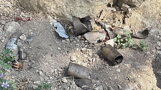La basura de los fuegos artificiales de Sampedros que continúa días después en la ribera del Arlanzón