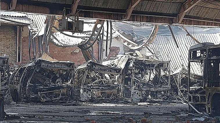 El incendio que devoró las cocheras de los buses urbanos de Burgos se originó en un vehículo de «renting»