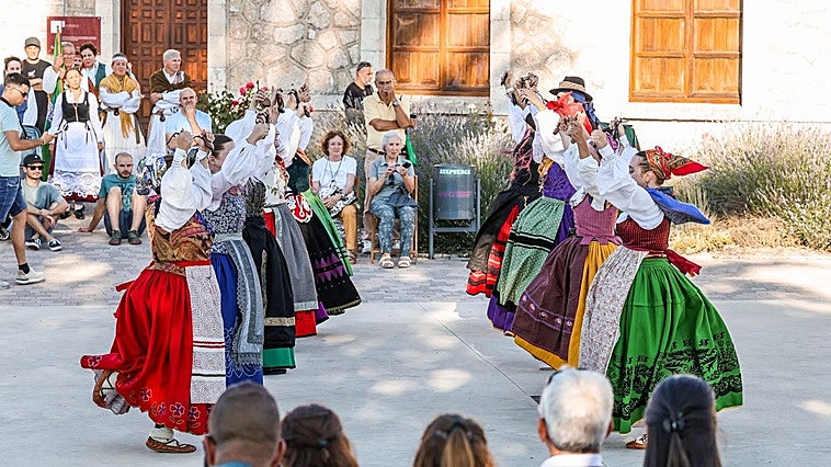 El pueblo de Burgos que celebra su festival de folclore por 13ª vez