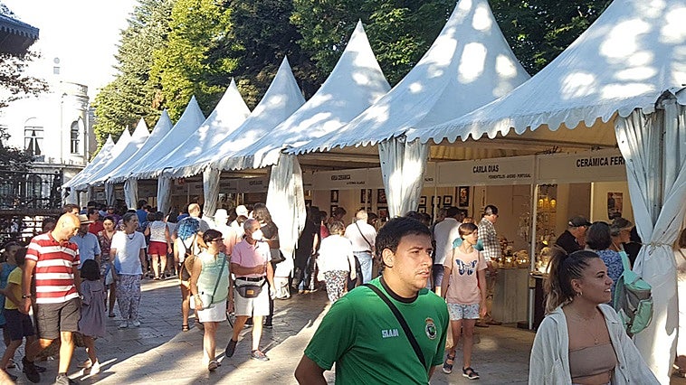 El paseo del Espolón acoge la 47 Feria de la Cerámica de Burgos con 16 talleres y representación internacional