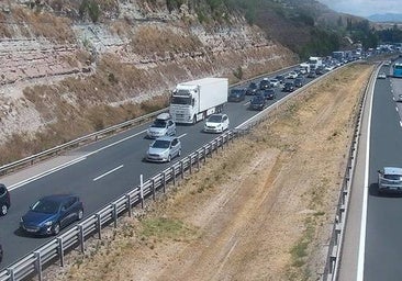 La colisión de cinco coches en una autovía de Burgos deja a una mujer herida y kilómetros de retenciones