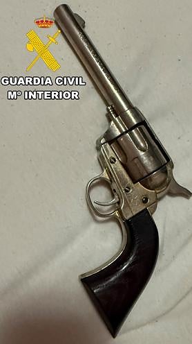 Imagen secundaria 2 - Armas encautadas por la Guardia Civil.
