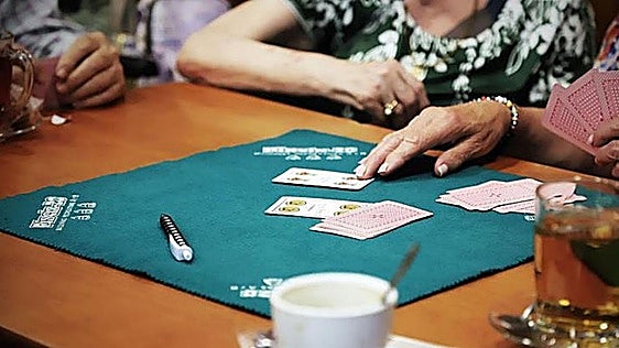 Burgos reabre los espacios municipales para que las personas mayores combatan la soledad con la partida de cartas de la tarde