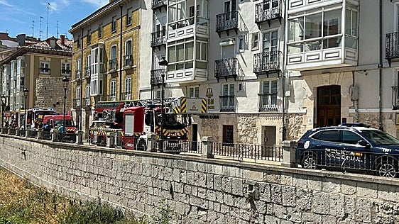 Alarma en el centro de Burgos por el incendio de una vivienda en la calle San Lesmes