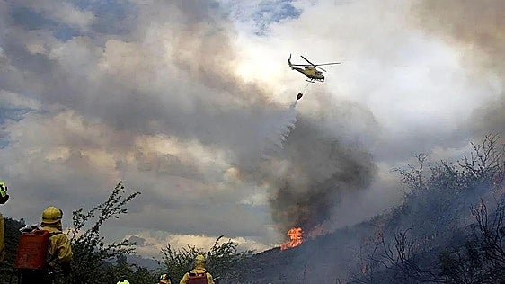 El grave incendio del norte de Burgos declarado el viernes «evoluciona favorablemente»