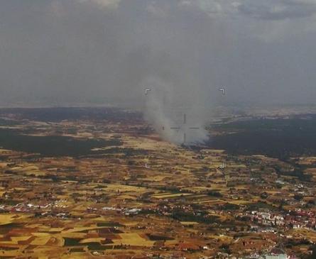 Imagen secundaria 1 - Un peligroso incendio en Aranda obliga a desalojar a varios vecinos: hay «grave riesgo para la población» y avanza hacia una gran masa forestal