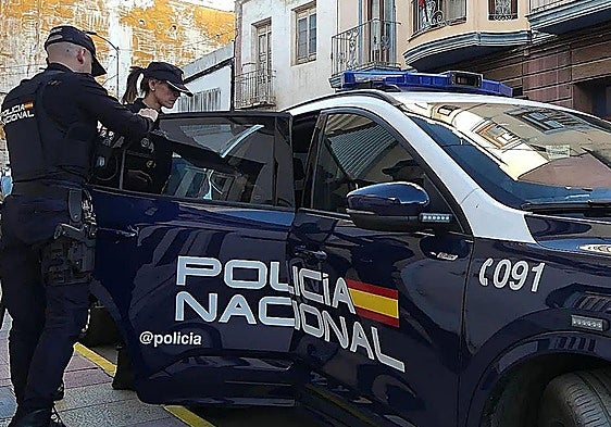 Imagen de archivo de dos agentes de la Policía Nacional, cuerpo que ha detenido al presunto agresor.