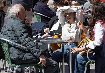 Un grupo de personas disfruta de una terraza.