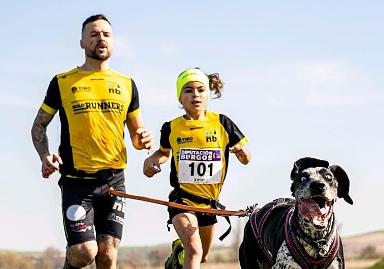 Imagen principal - Padre e hija practicando el mushing.