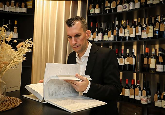 Diego con uno de los libros que necesita para el estudio