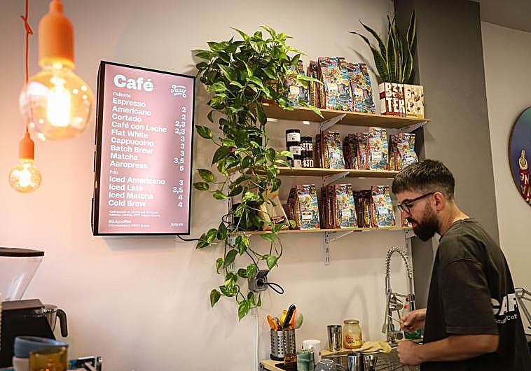 Imagen principal - Dejó Madrid y apostó por Gamonal: el artista Juay regresa a Burgos para revolucionar el barrio con diseño y café de especialidad