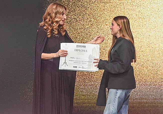 La vallisoletana Marta González Antón ganó este jueves el Certamen de Diseñadores Nóveles de la Pasarela Uniendo Moda Castilla y León.