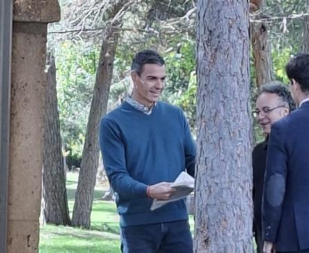 Imagen secundaria 1 - Pedro Sánchez en Quintanar de la Sierra comiendo con los vecinos este miércoles.
