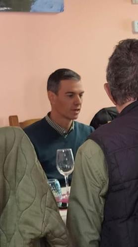 Imagen secundaria 2 - Pedro Sánchez en Quintanar de la Sierra comiendo con los vecinos este miércoles.