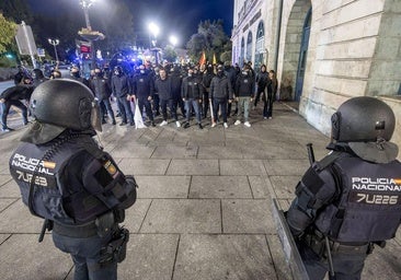 Tensión en una plaza del Cid blindada por la concentración de Núcleo Nacional