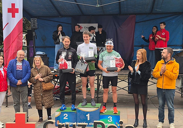 Imagen principal - Podio masculino de la carrera de 10km