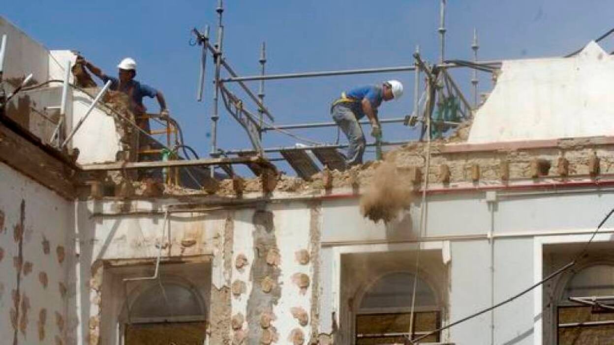 La fachada del CIC, al suelo