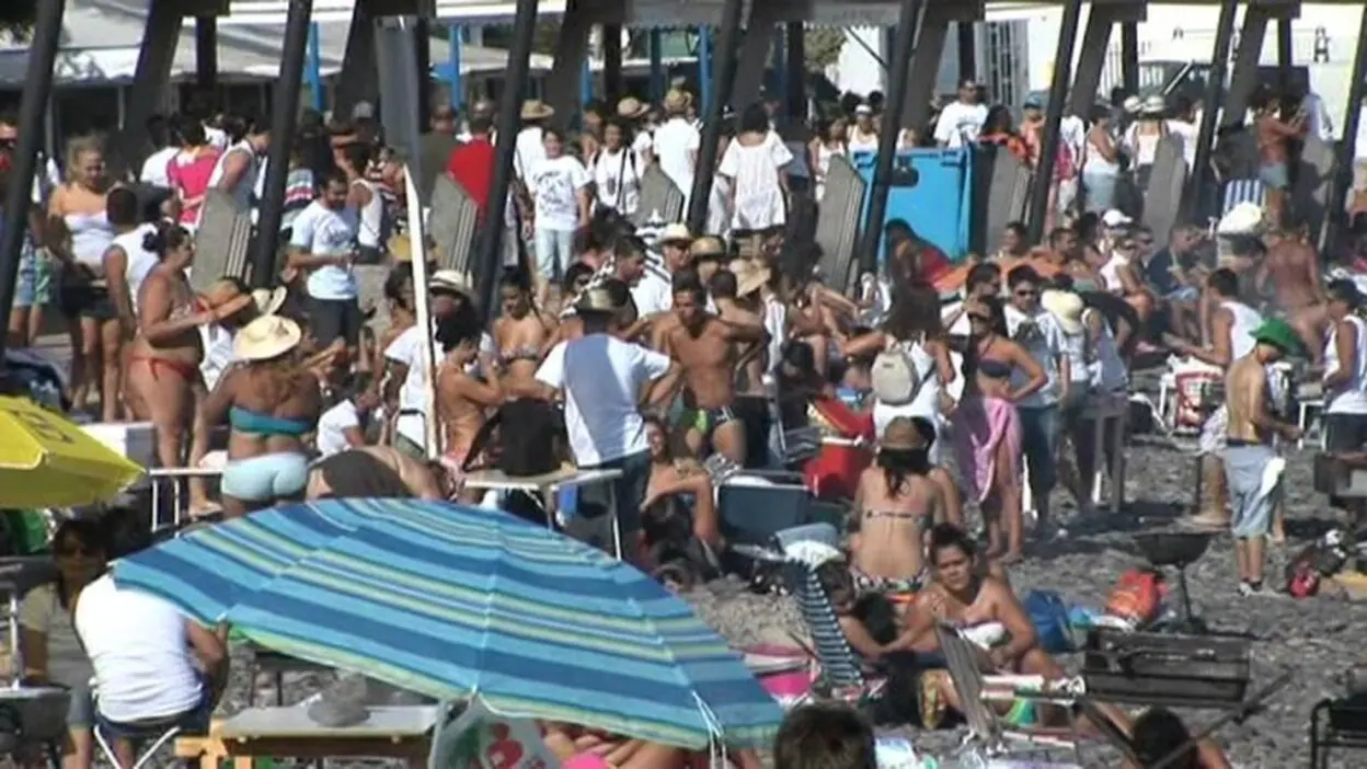 Arinaga 'vara' sardinas y fiesta