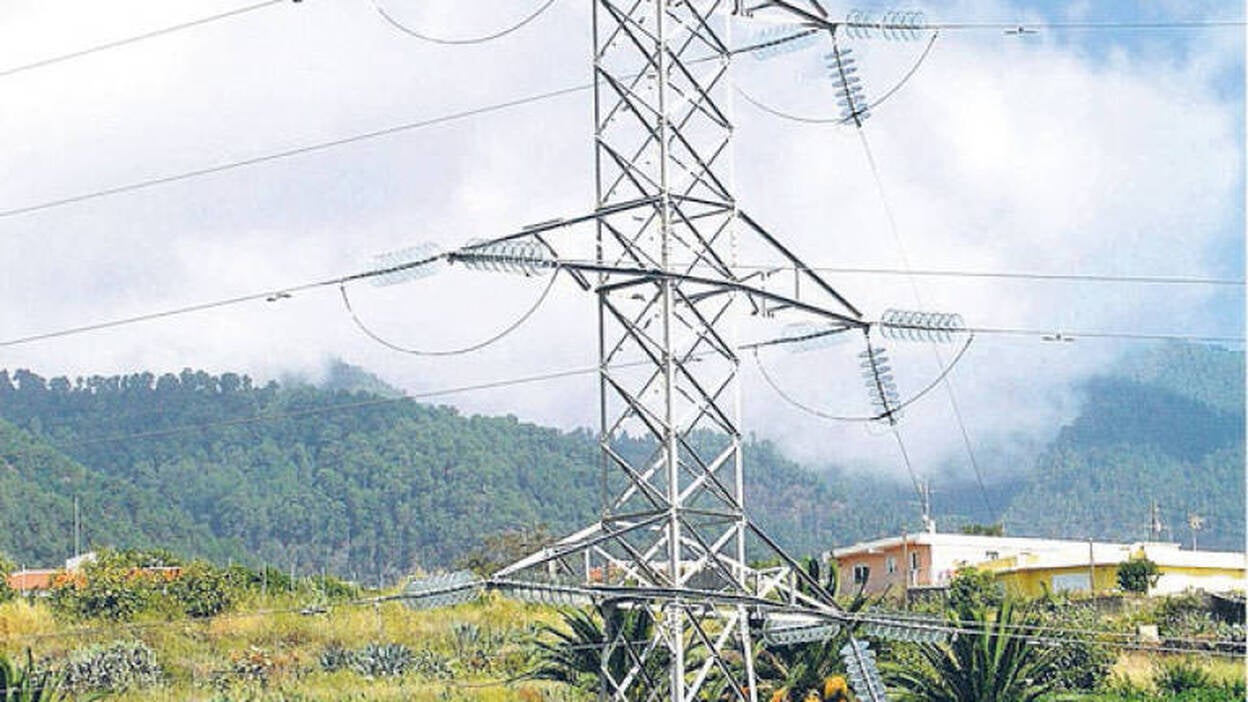 La patronal solicita soterrar la línea de alta tensión por el sur