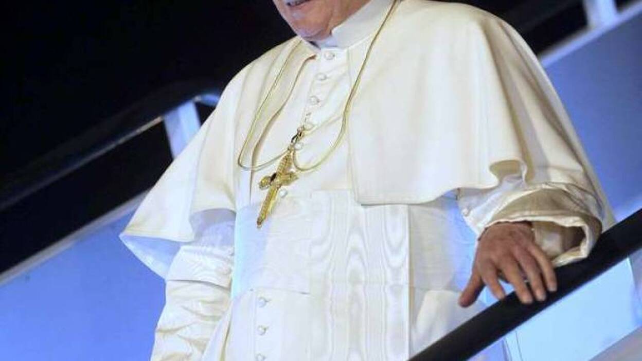 Un millar de católicos recibe al Papa en Barcelona