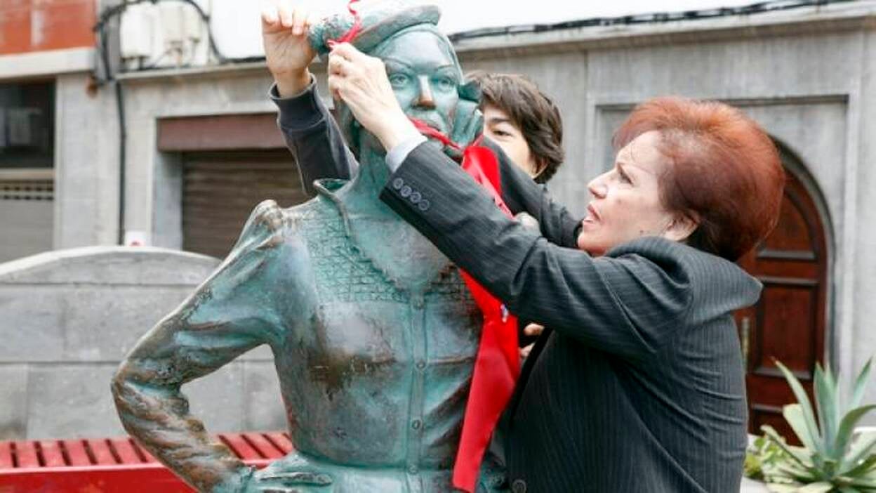 Gamá coloca lazos rojos en las esculturas de la capital grancanaria