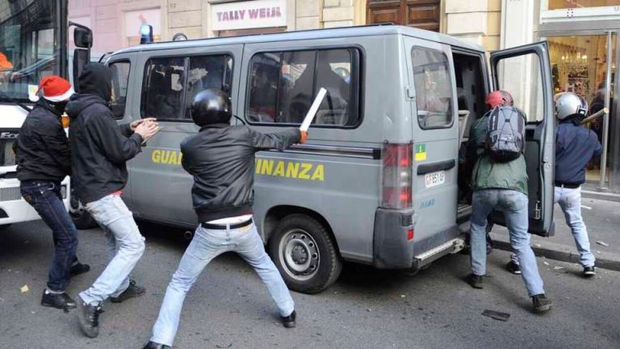 Berlusconi supera la moción de censura mientras arden las calles de Roma