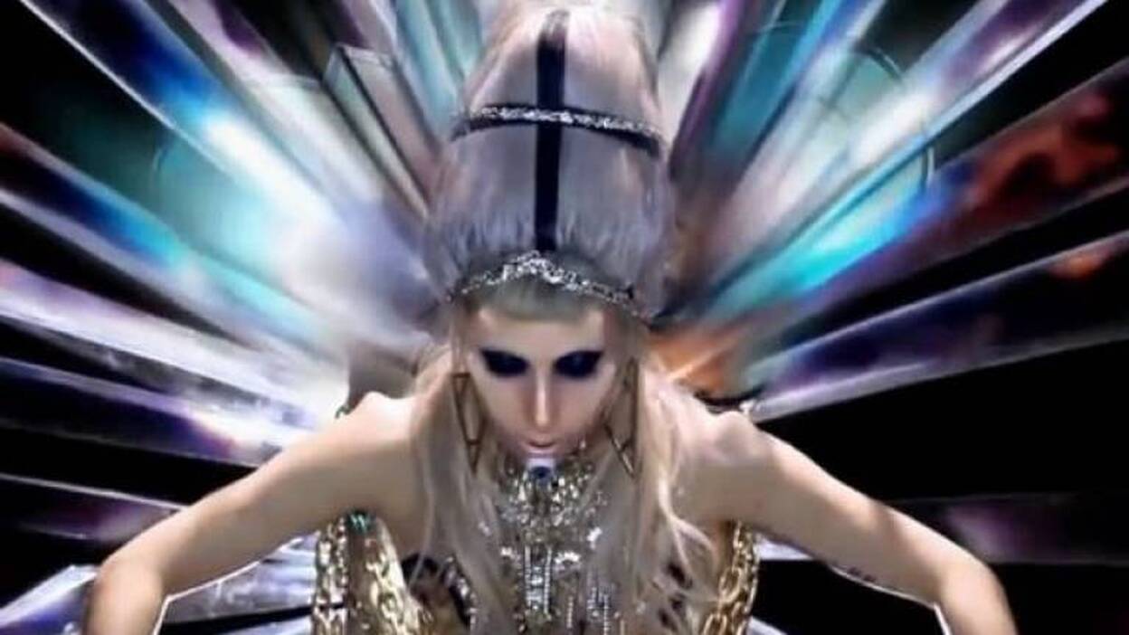 Una Lady Gaga alienígena alumbra el videoclip de "Born this way"