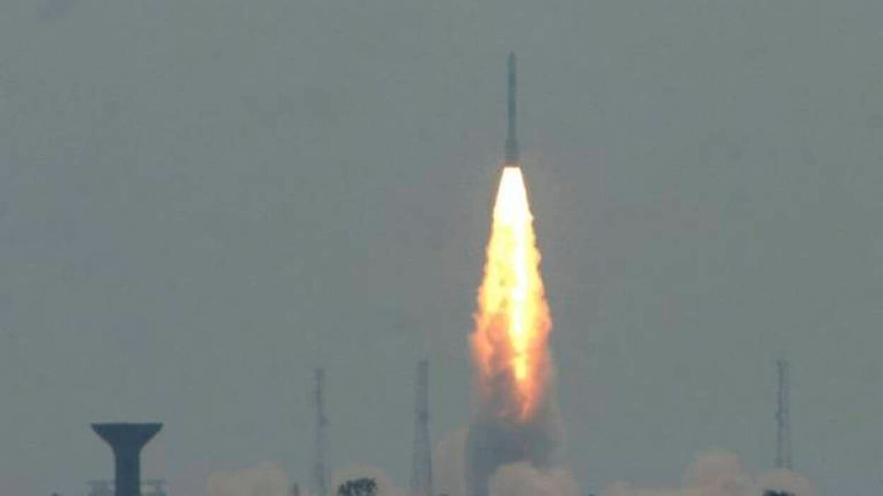 India pone en órbita tres satélites