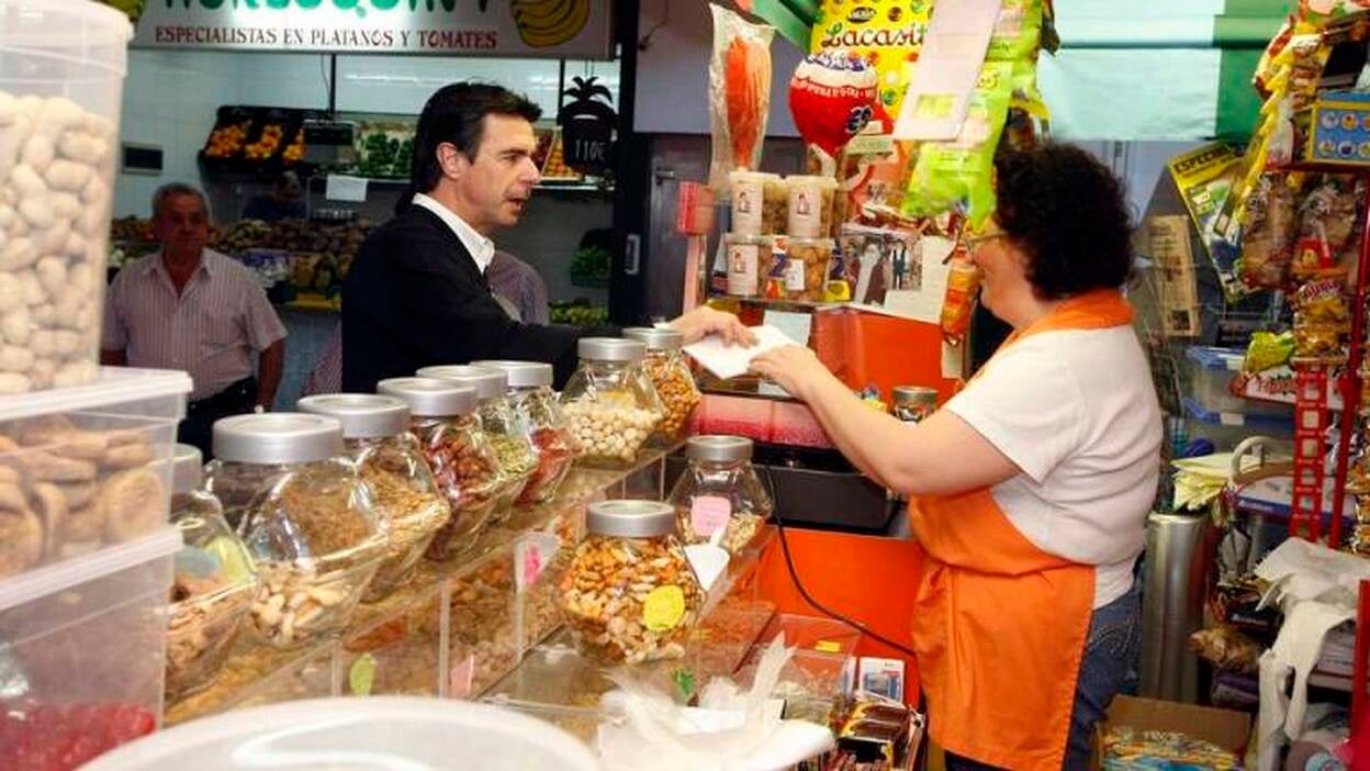 Soria, reparte papeletas en el Mercado de Altavista