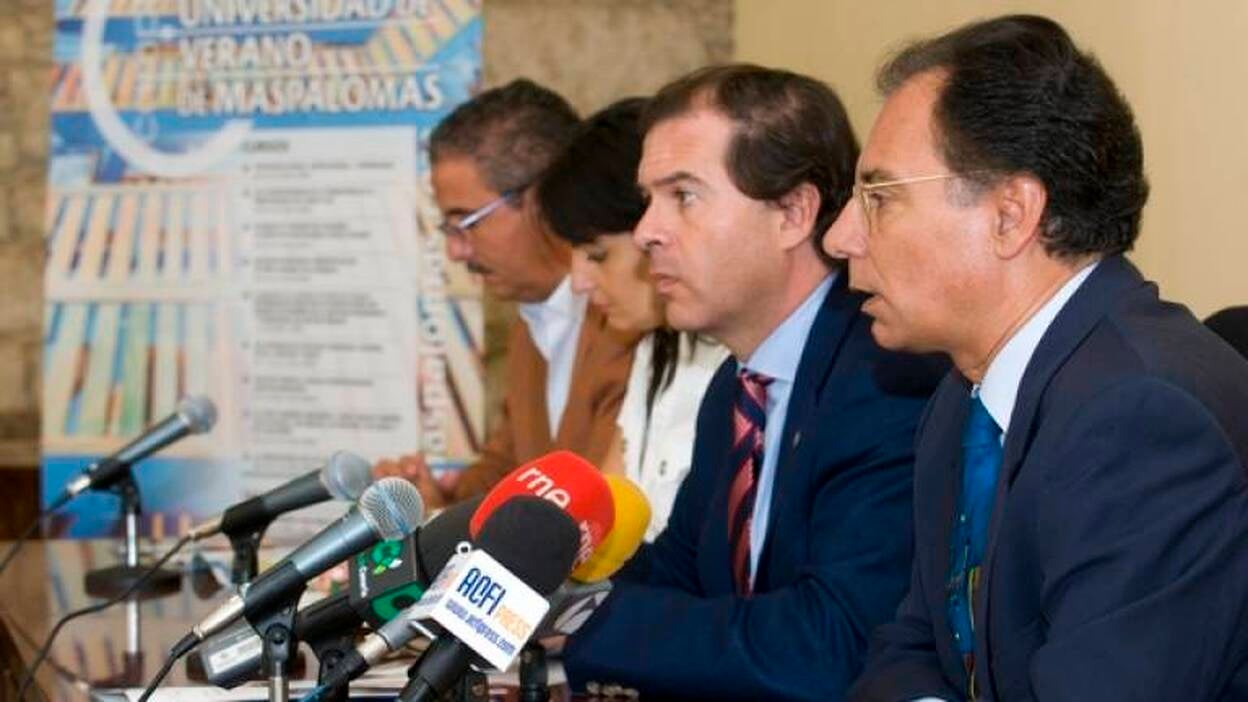 El 15-m irrumpe en la Universidad de Verano de Maspalomas