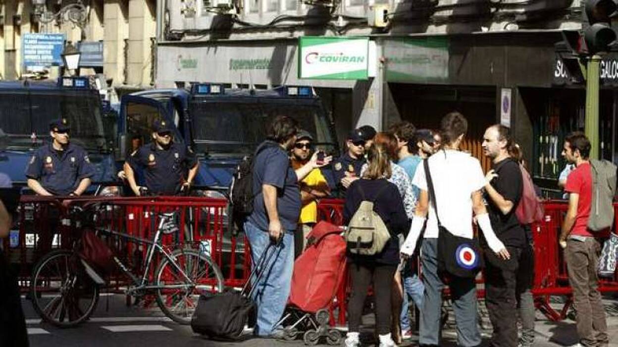 Una barricada de la Policía impide llegar a los "indignados" al Ayuntamiento