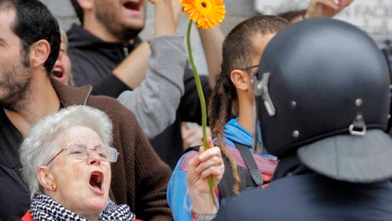 Medio centenar de "indignados" protestan a las puertas del Parlamento gallego