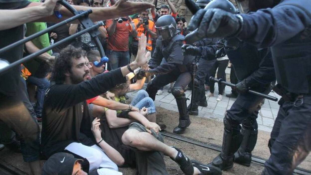 Los indignados rodean el Parlamento Catalán