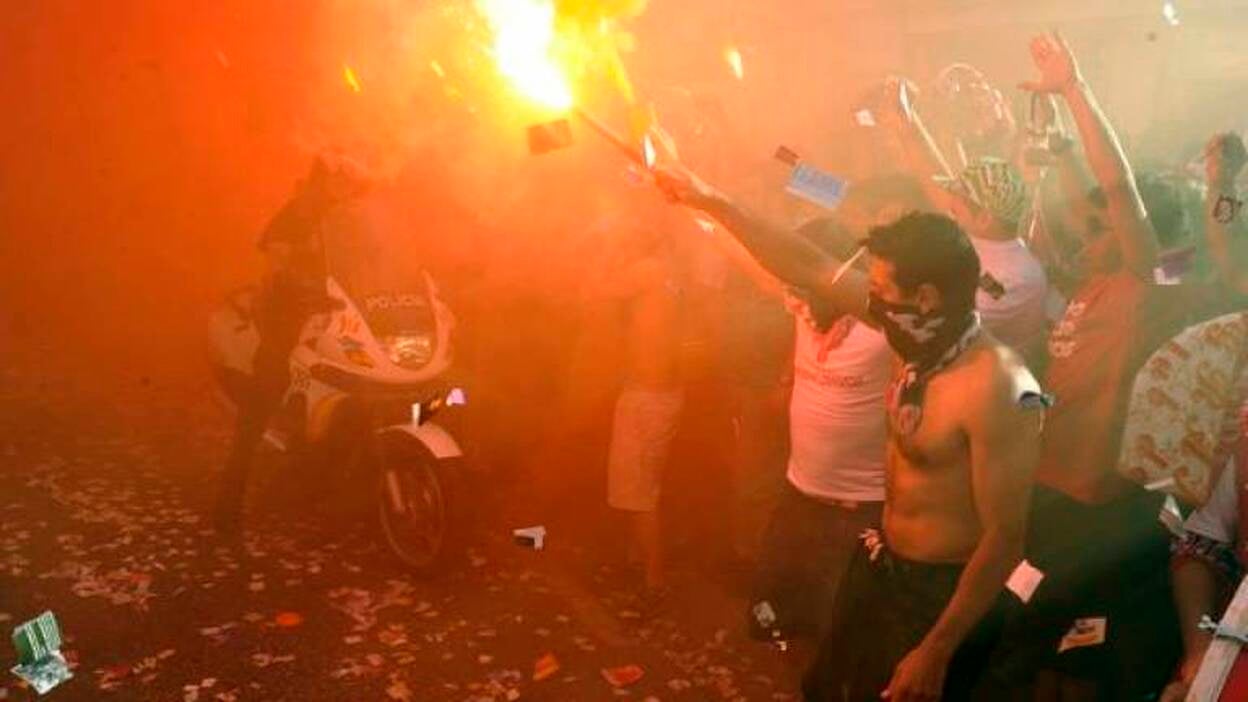 El Elche pierde el avión y vuelve a casa con la guagua apedreada