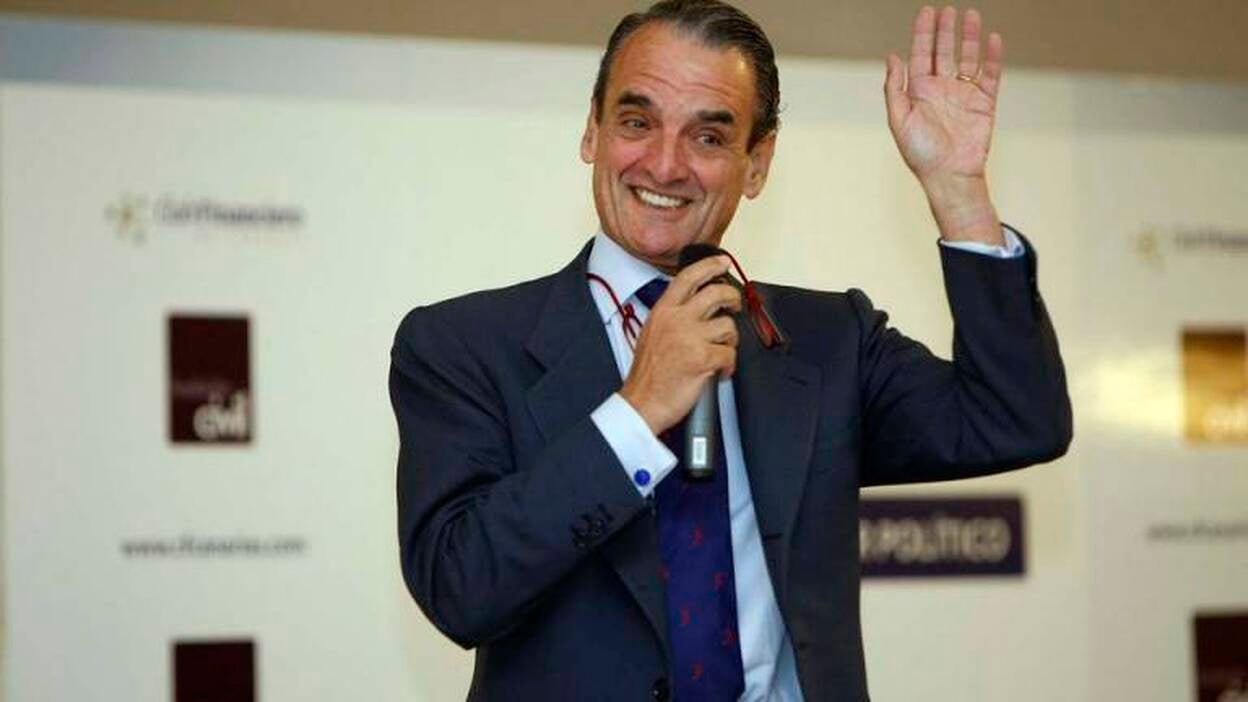 Mario Conde imparte la conferencia 'Civil y Poder Político'